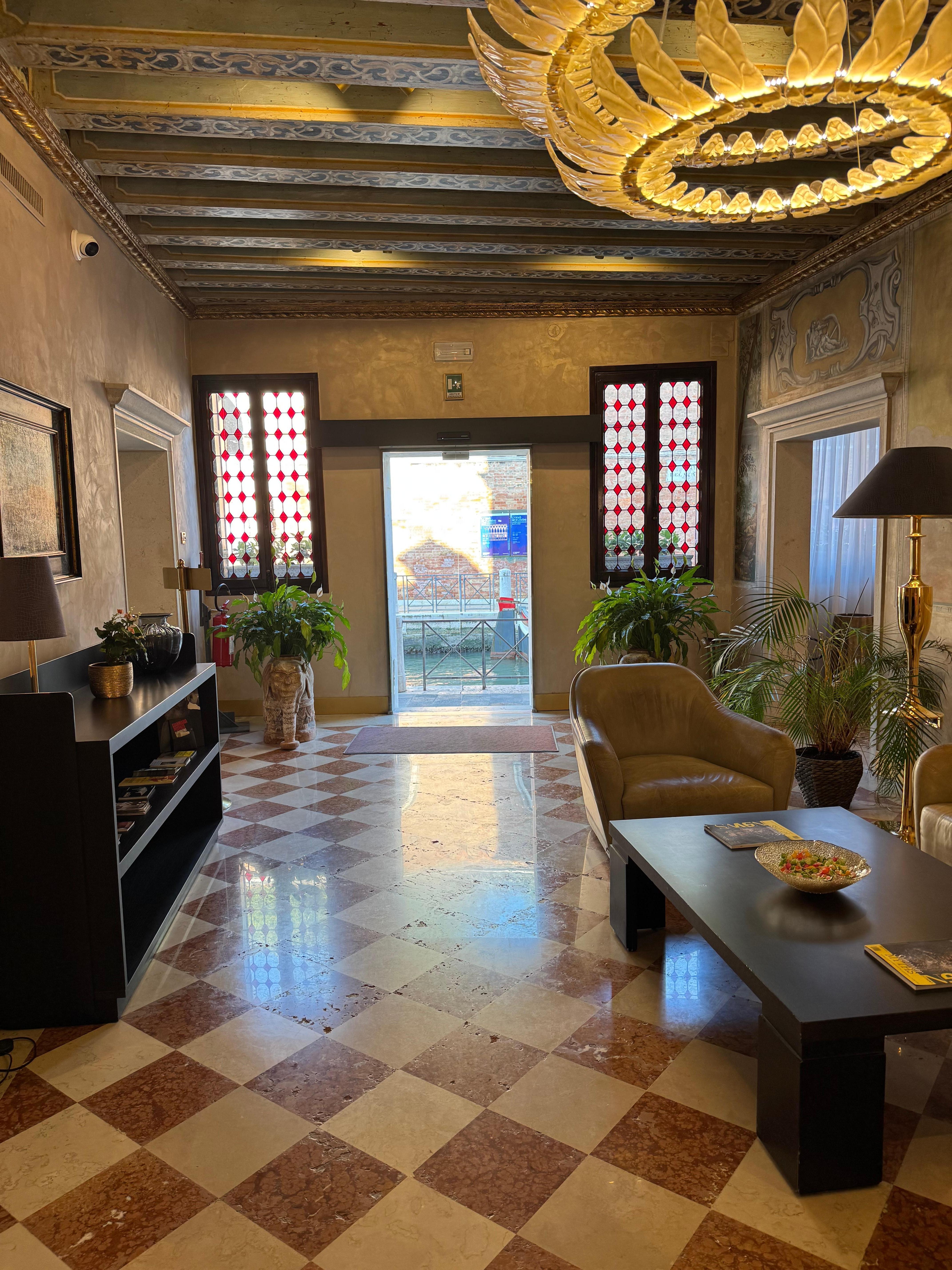 Inifrån lobby mot kanalen