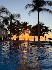 Perfect place to watch the sunset! Made some new friends, but we also had the pool to ourselves. Two pools to choose from as well one was cooler than the other. Also it’s open well after dark. Security walks by and we’re super friendly.