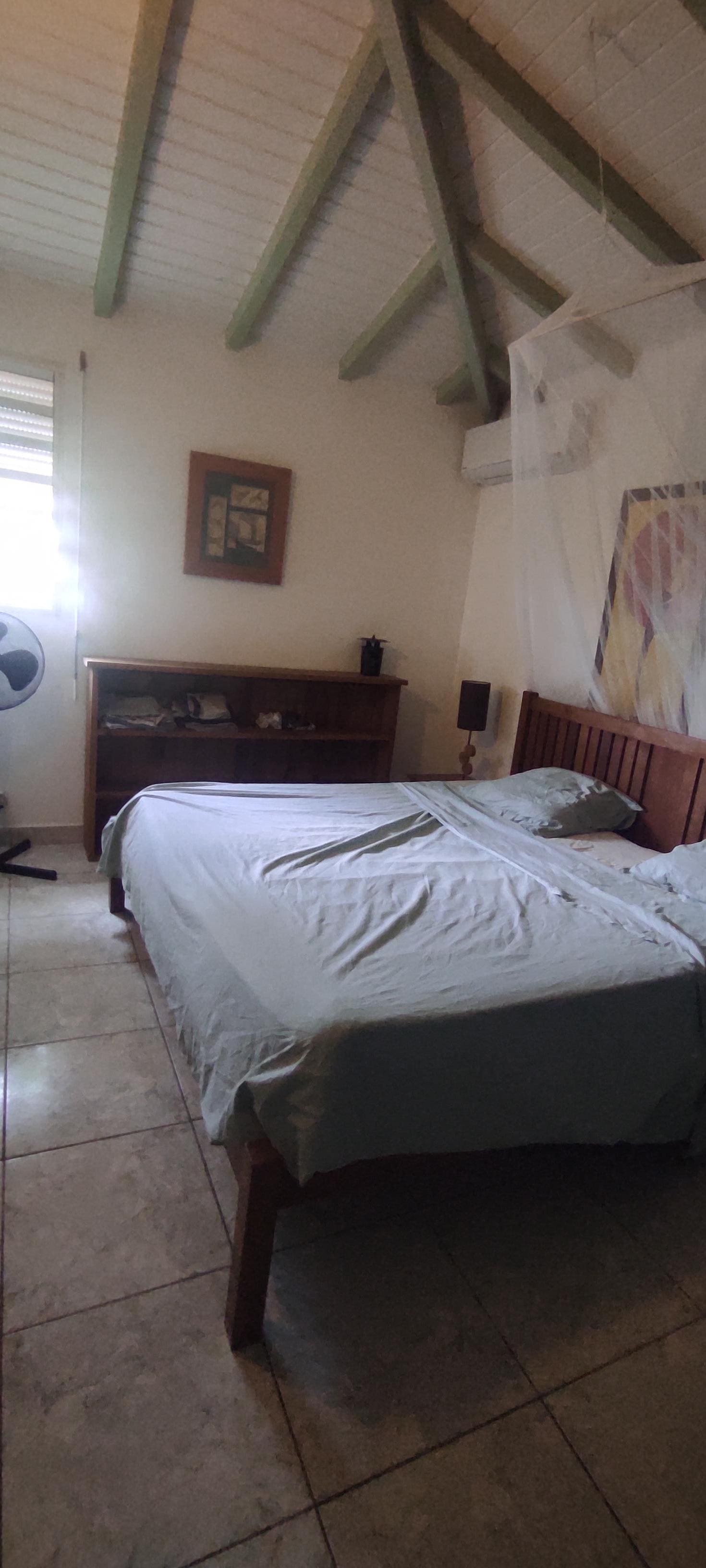 Il y a 2 grandes chambres 