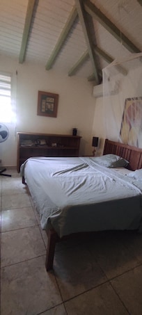 Il y a 2 grandes chambres