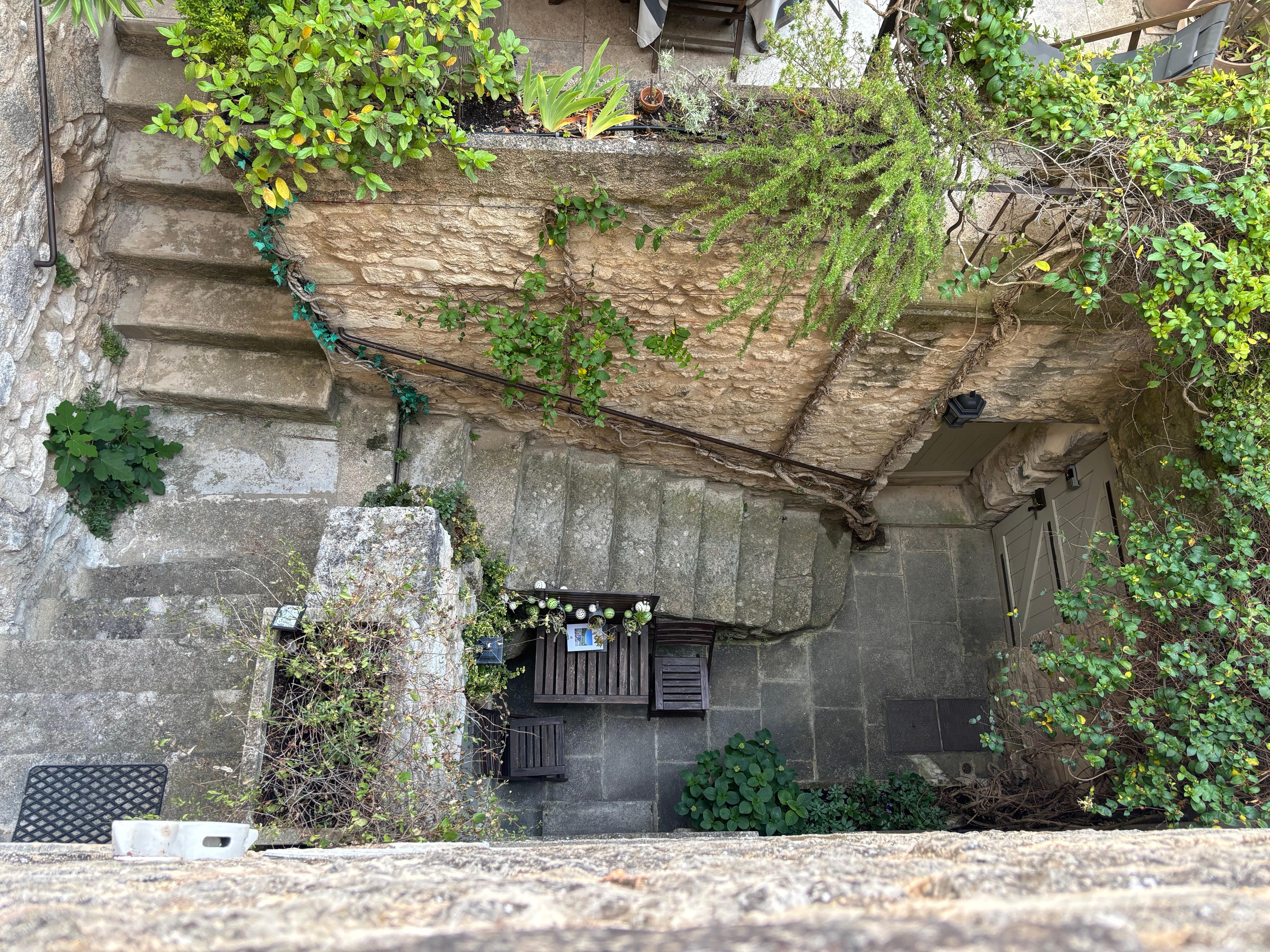 Treppe zum Haus und zur Terrasse