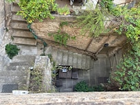 Treppe zum Haus und zur Terrasse