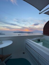 La vue sur la caldeira et le coucher de soleil