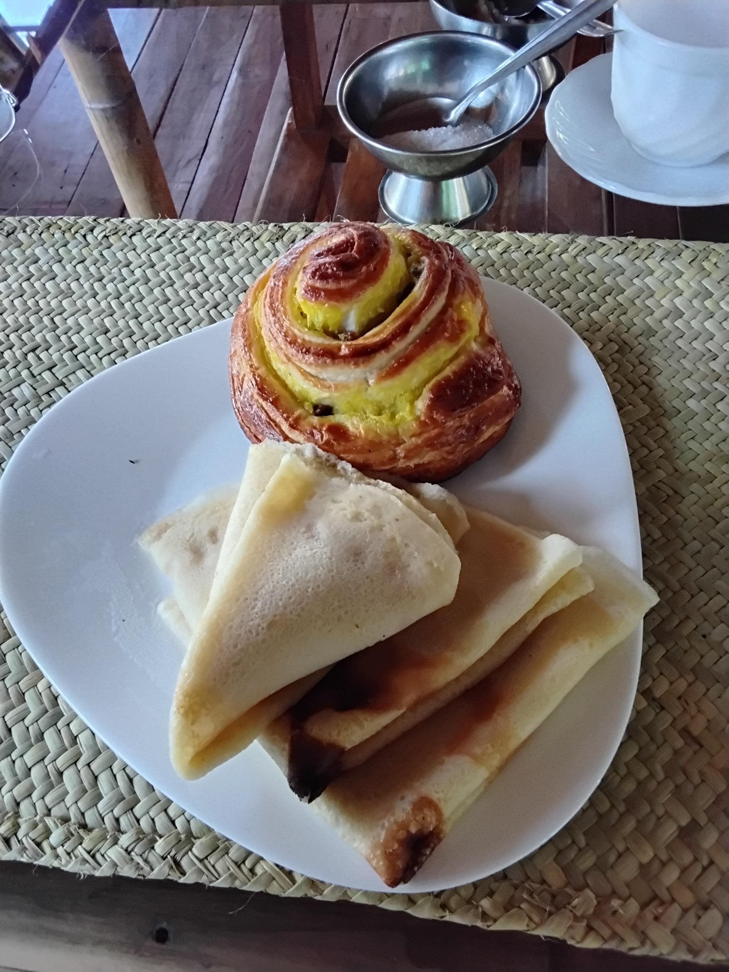Juste une partie du petit déjeuner gargantuesque que propose l'homme altruiste.