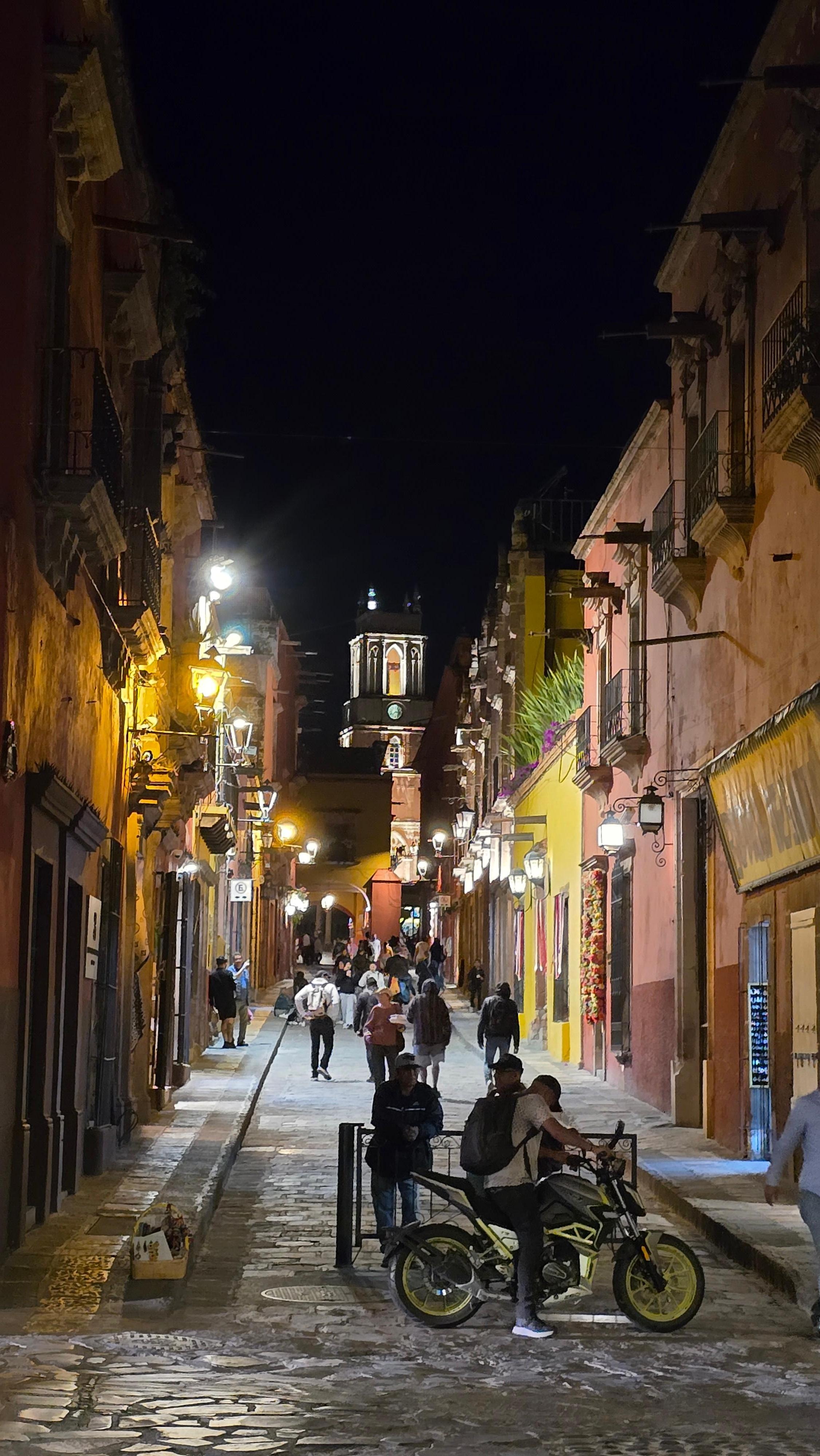 The "callejones" very safe to walk at night!