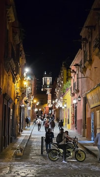The "callejones" very safe to walk at night!