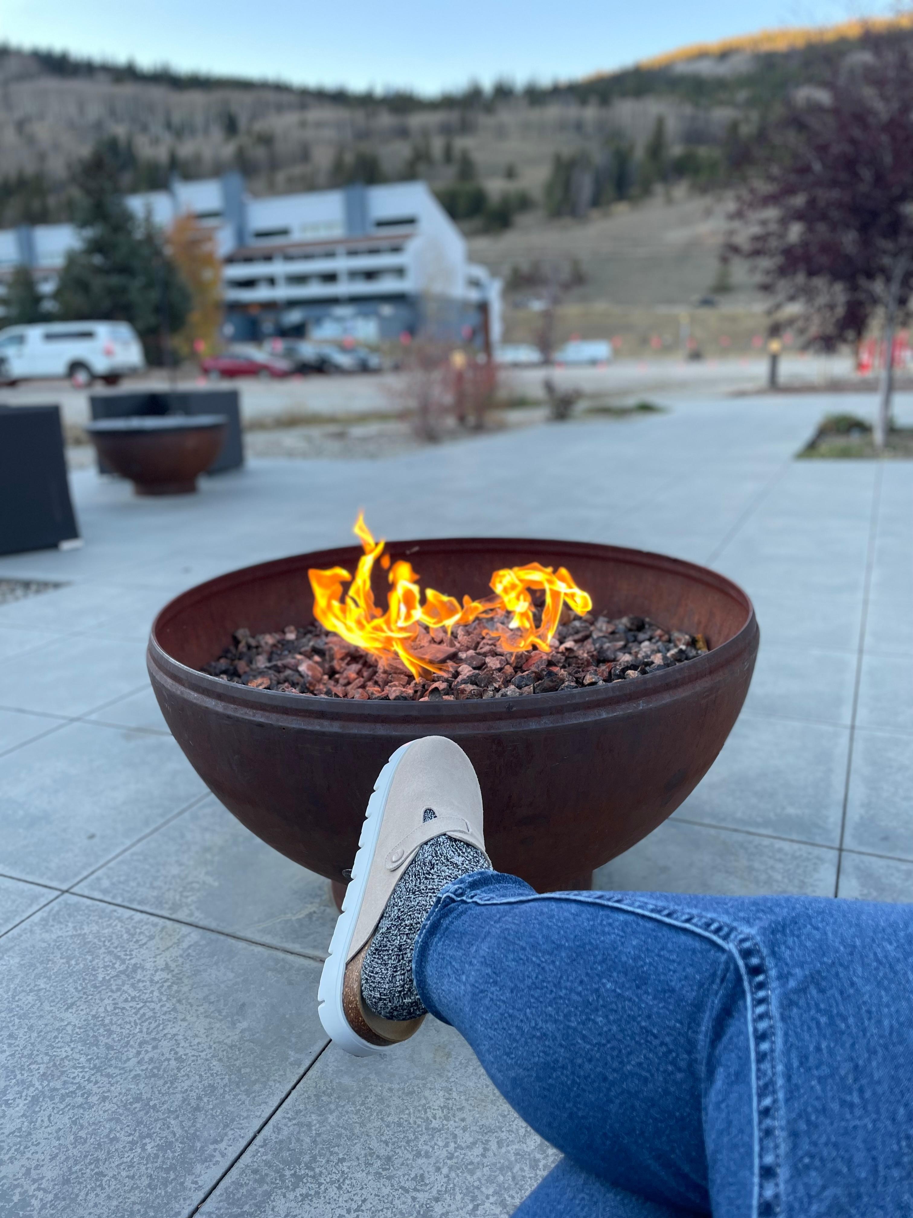 Nice little fire on the back patio 🔥 