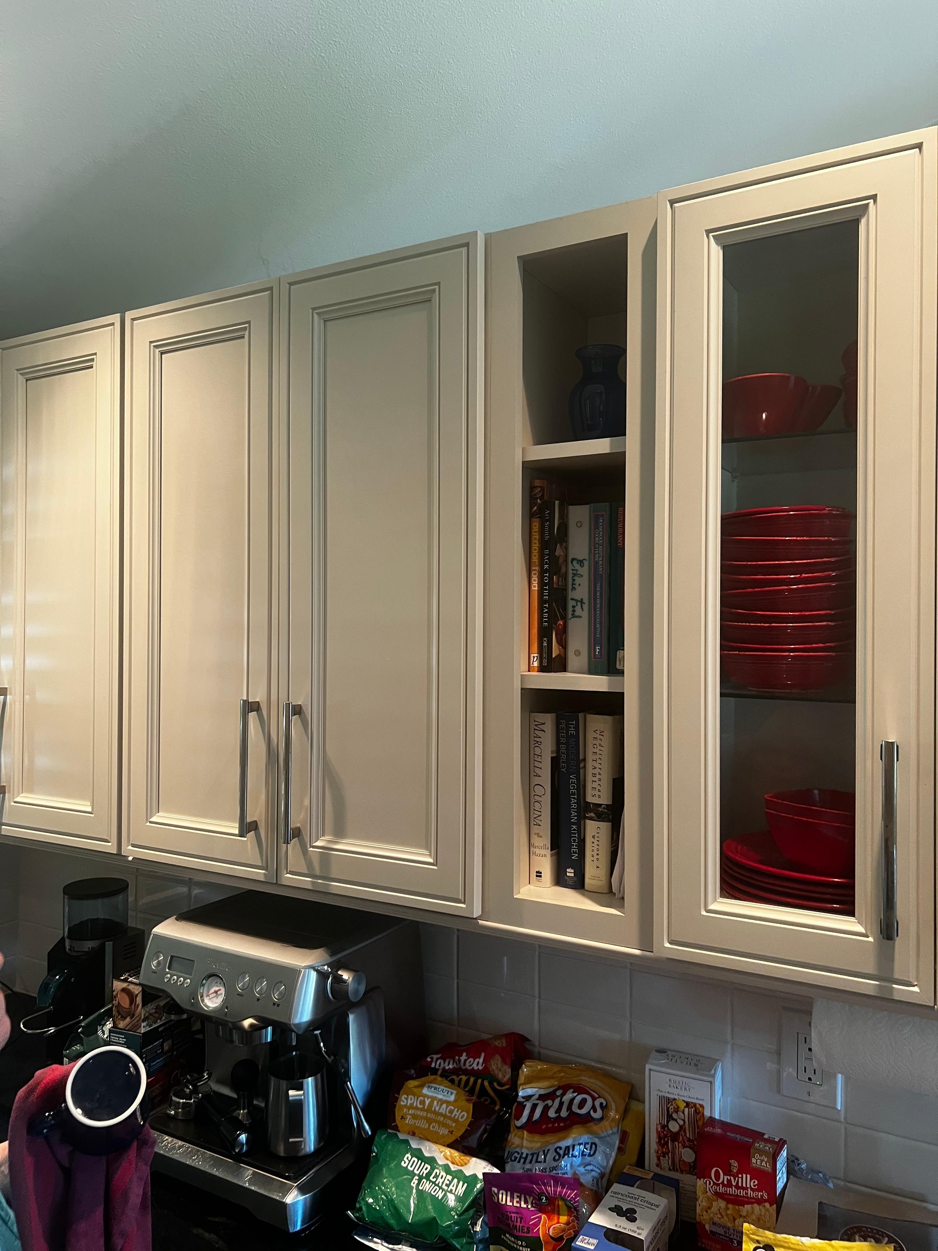 I loved the bookshelf in the kitchen cupboard. (with snacks we brought)