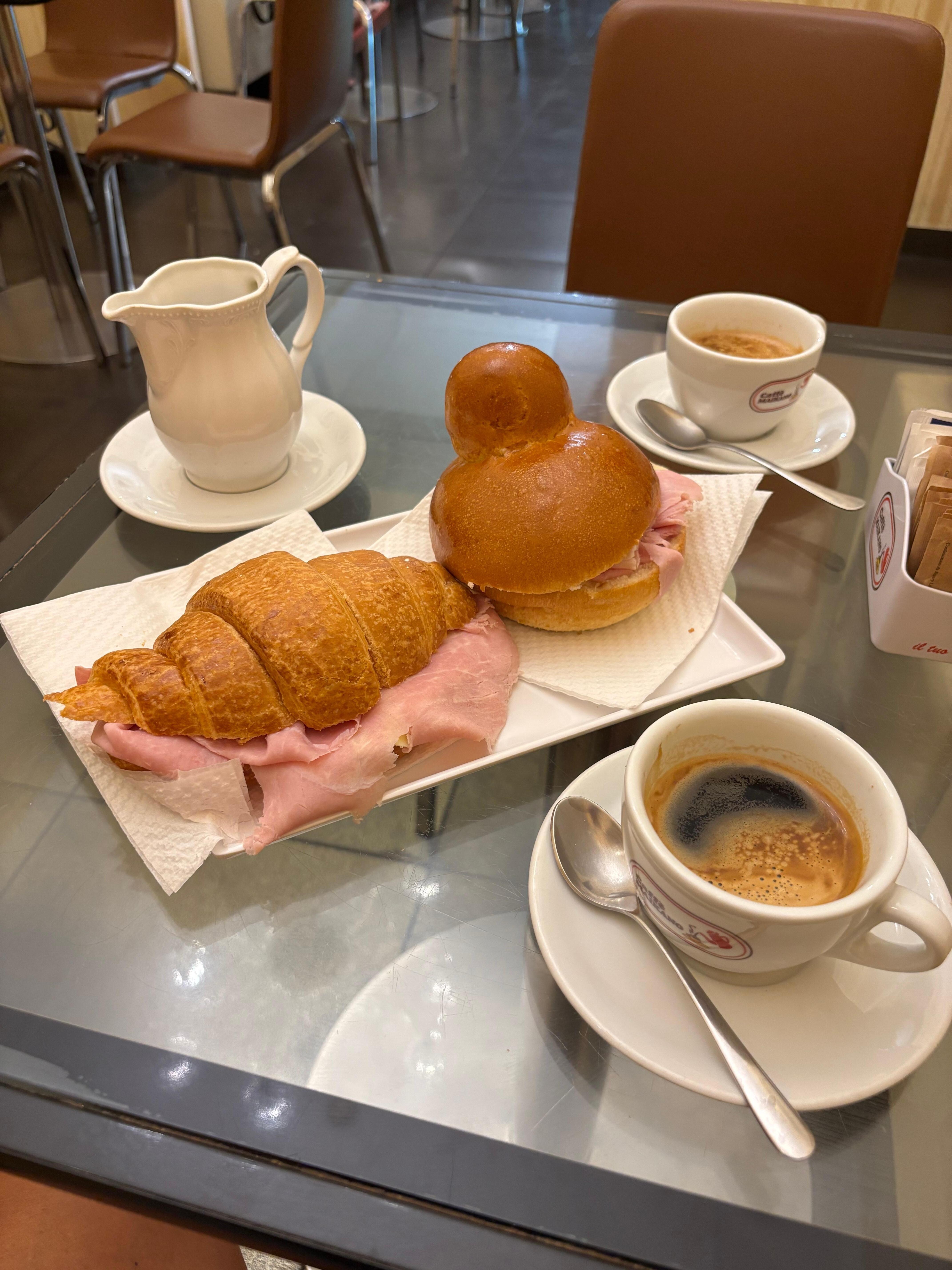 Frukost. Godaste croissant med fantastiskt god skinka./ost. Gott kaffe. 