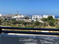 Ausblick Balkon auf Straße mit viel Verkehr