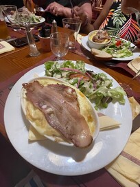 C’était très bon et copieux. Il faut réserver à l’avance pour avoir une table car souvent complet.