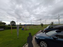 Die Haustür im Rücken.