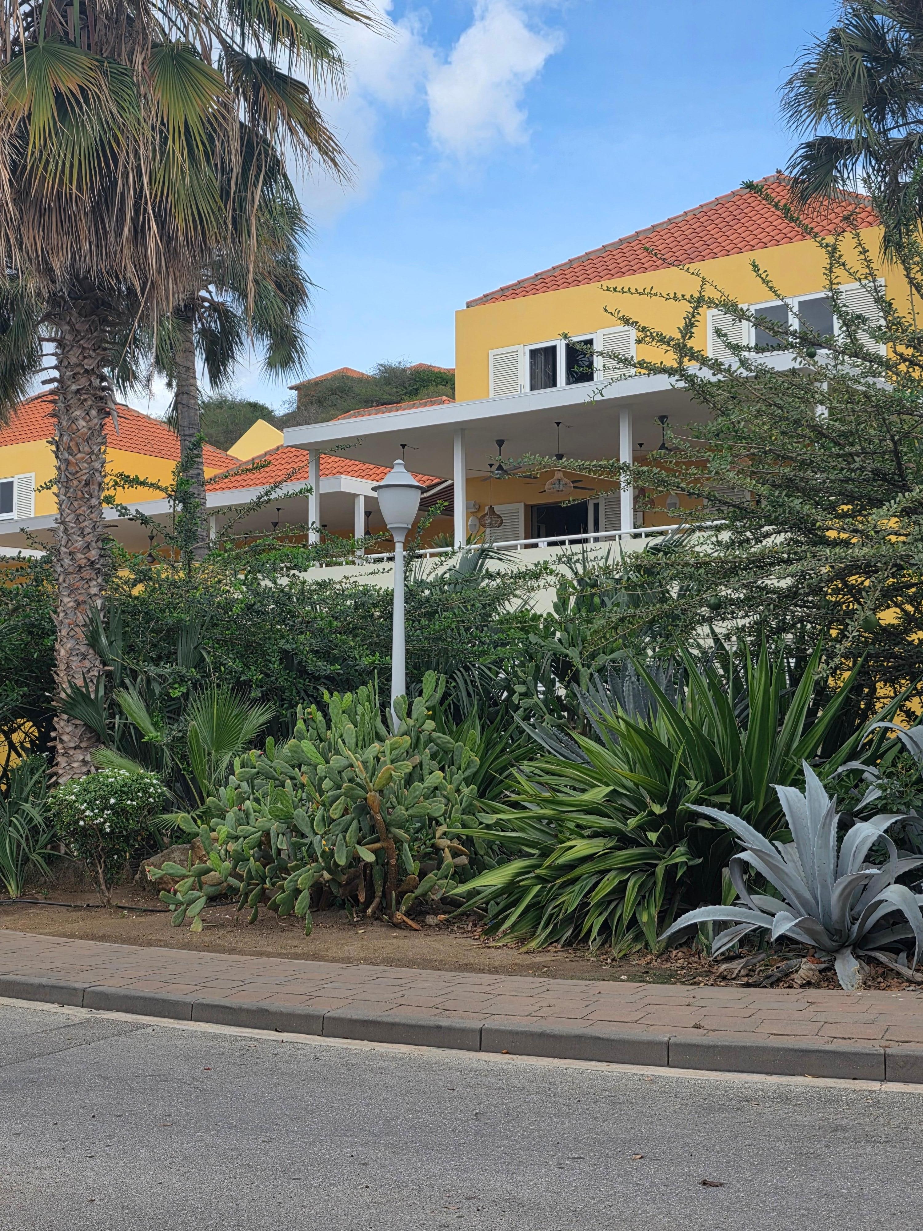 Front of hotel and restaurant 