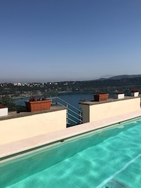 Piscine au dernier étage avec vue sur le lac