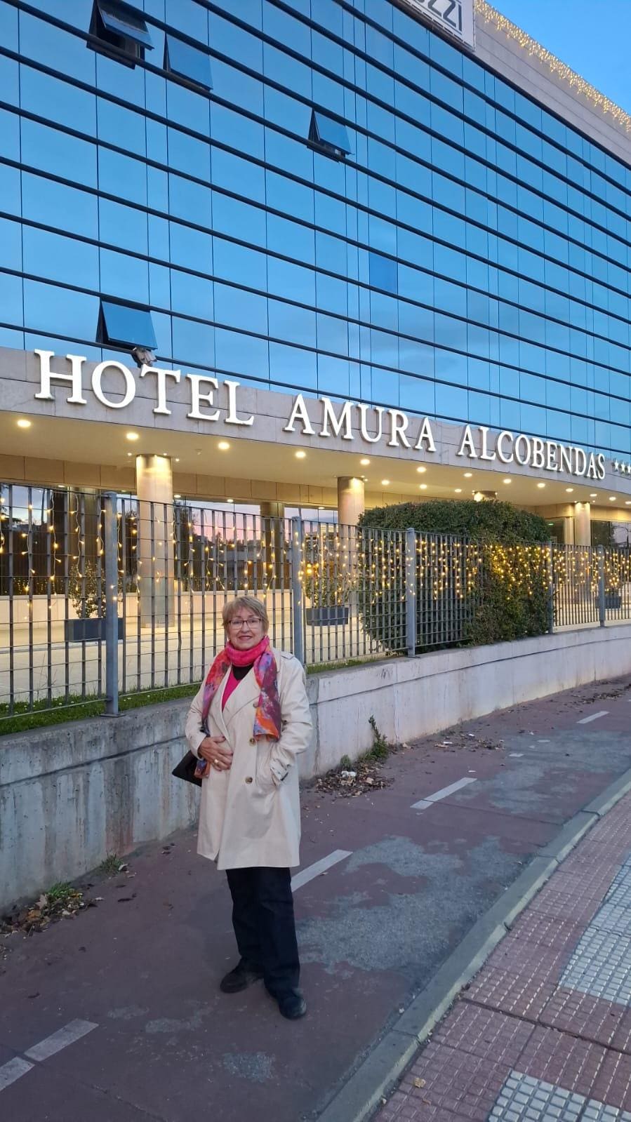 Minha esposa em frente ao Hotel Amura.