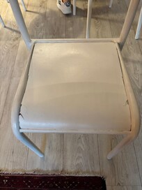 Chaise salon cassée