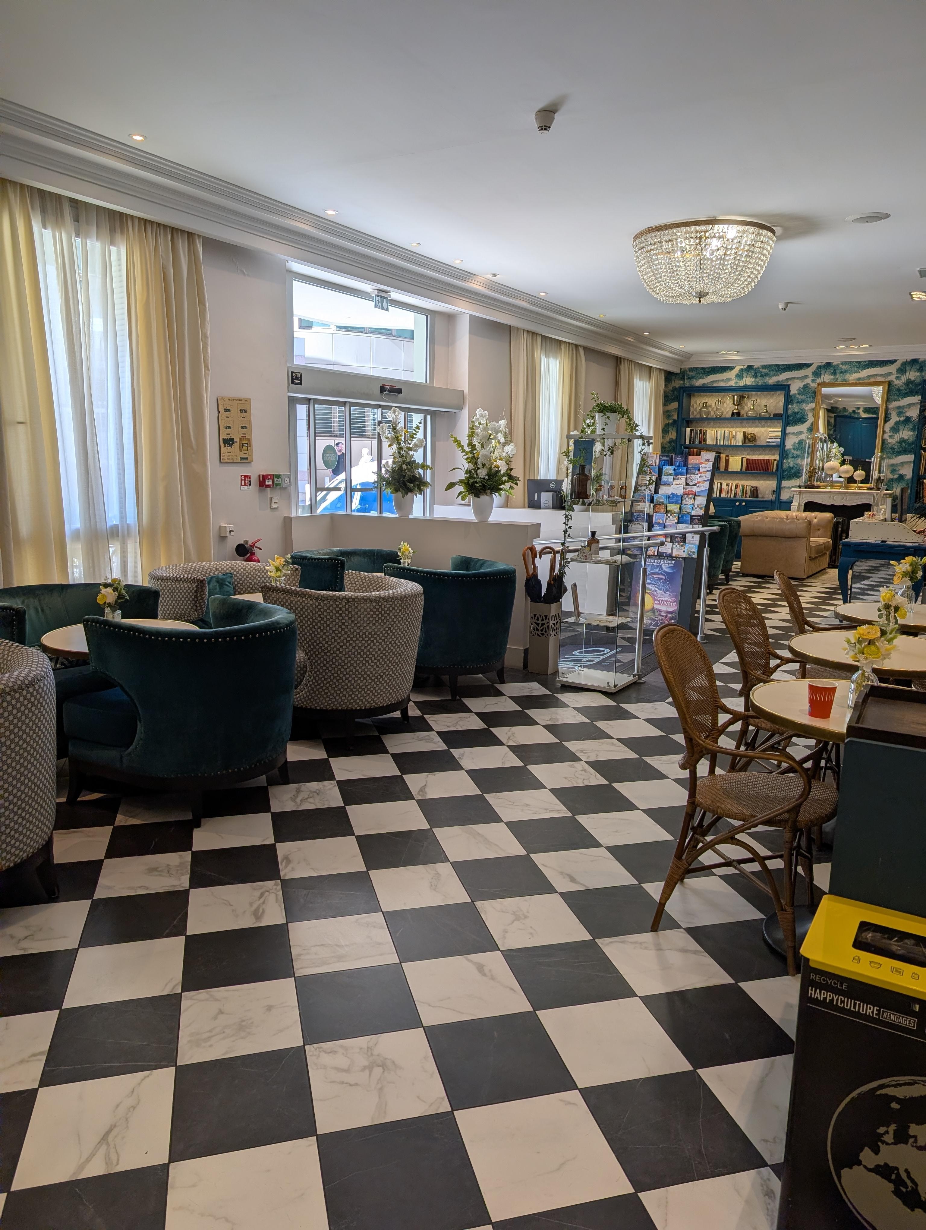 Lobby und Frühstücksbereich