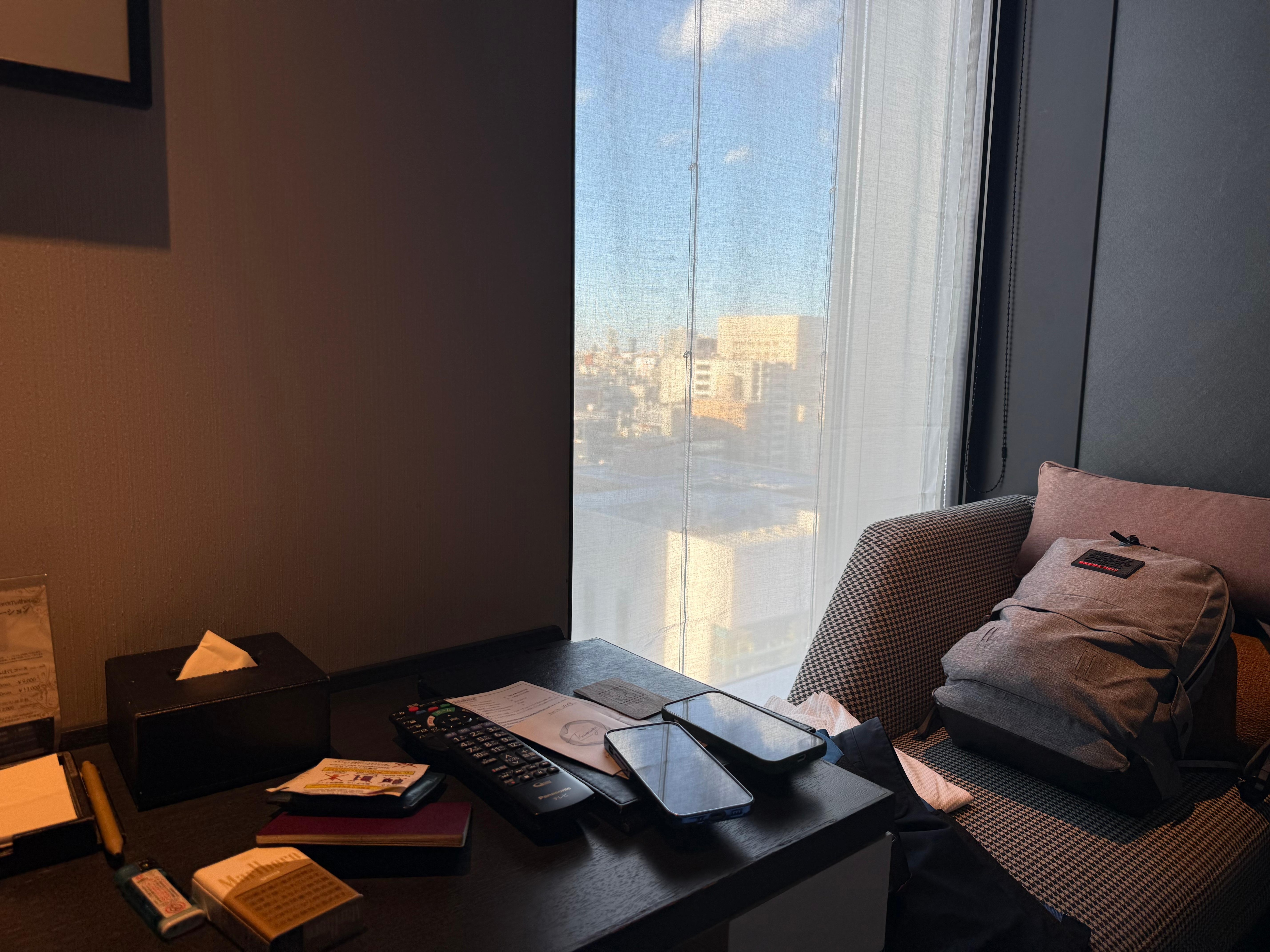 Foto vista camera superior con piccolo divano ( stanza ha due letti e piccola scrivania ) 