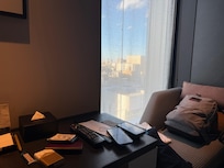 Foto vista camera superior con piccolo divano ( stanza ha due letti e piccola scrivania )