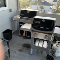 Filthy grills on one end of front lanai.
