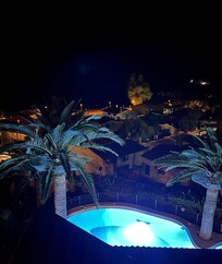 nÀchtlicher Blick von der Dachterasse zum Meer