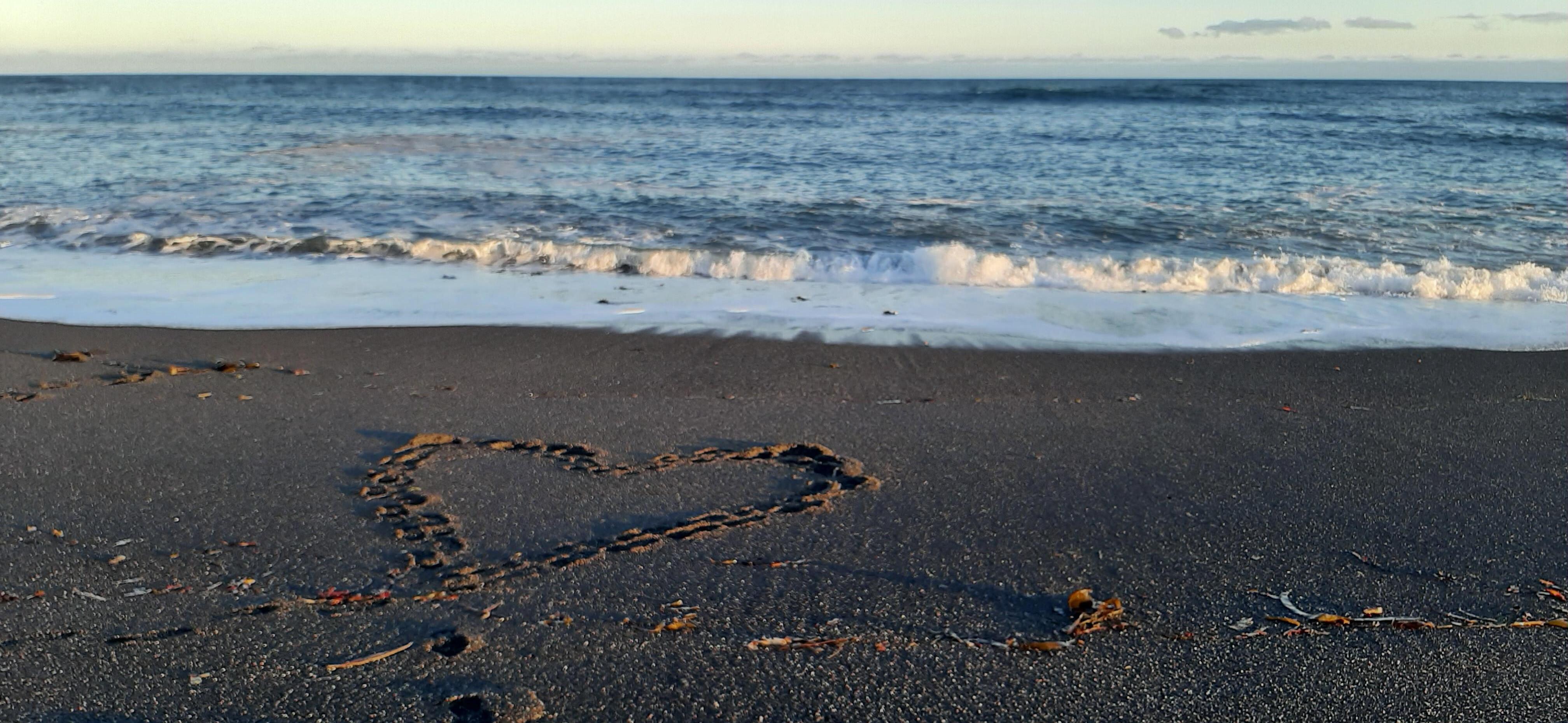 Nabij zwart zandstrand