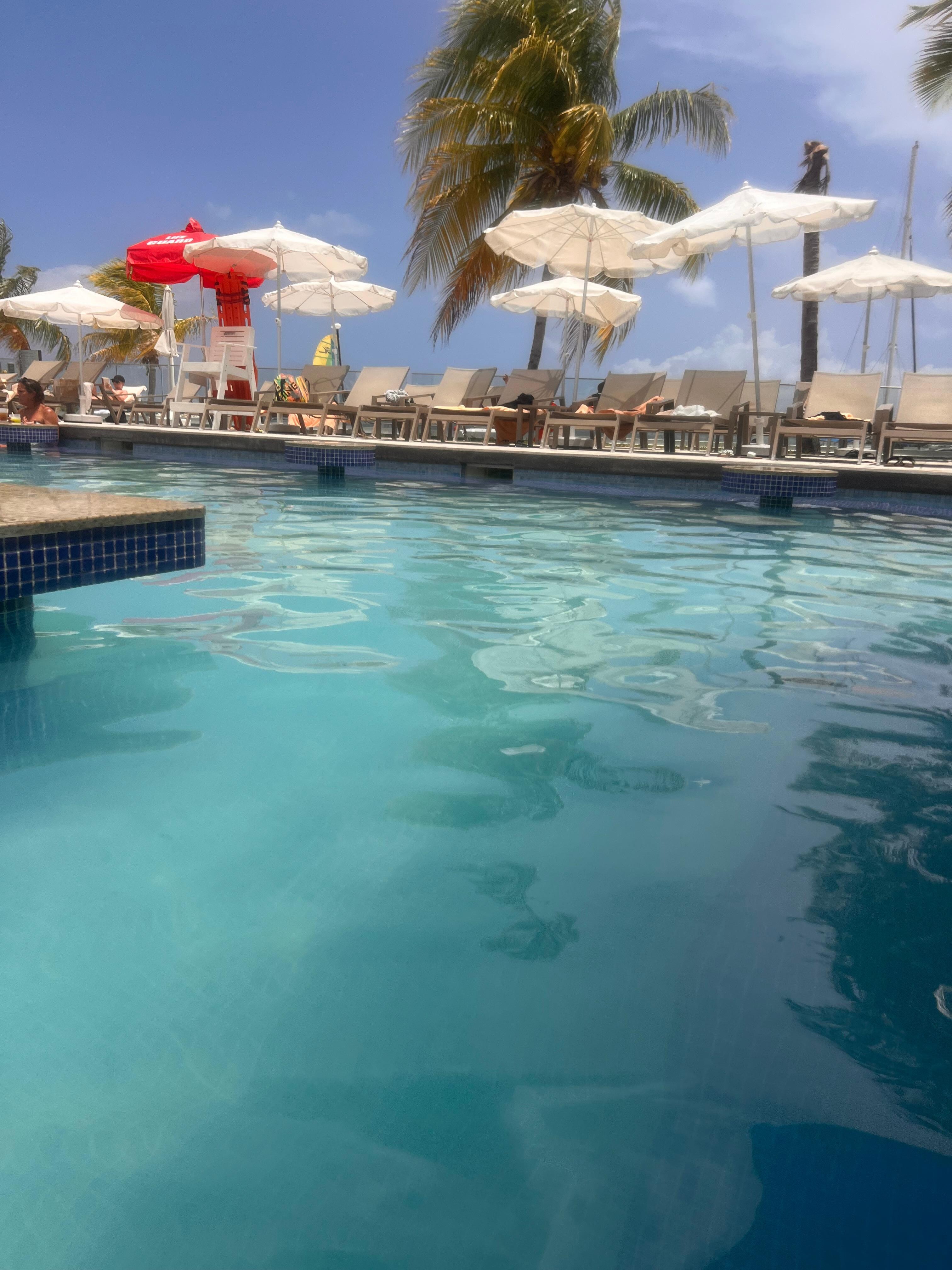 Pool swim up bar