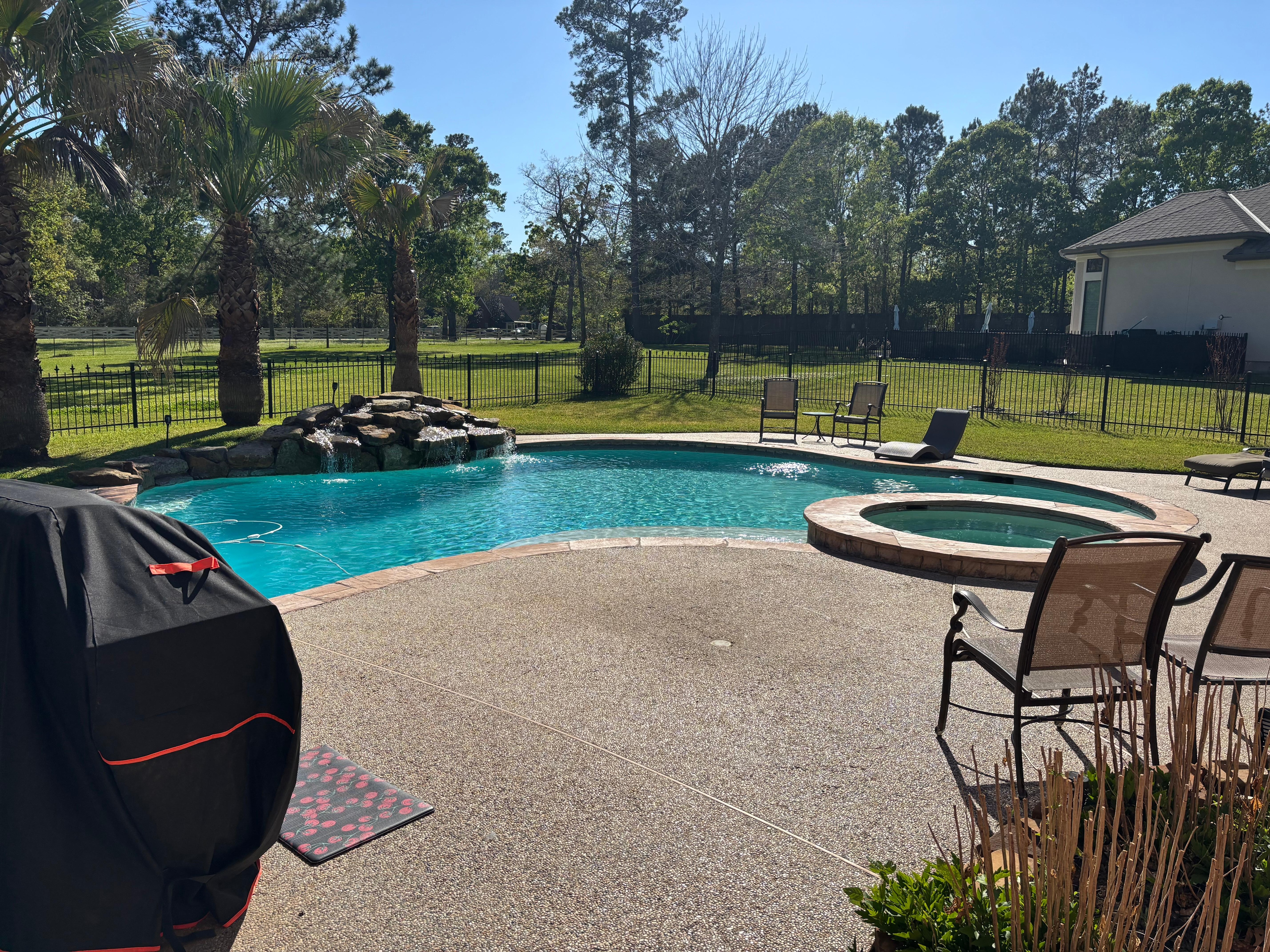 Great pool! Deep end was 8ft and shallow end was 3 or 4ft. 