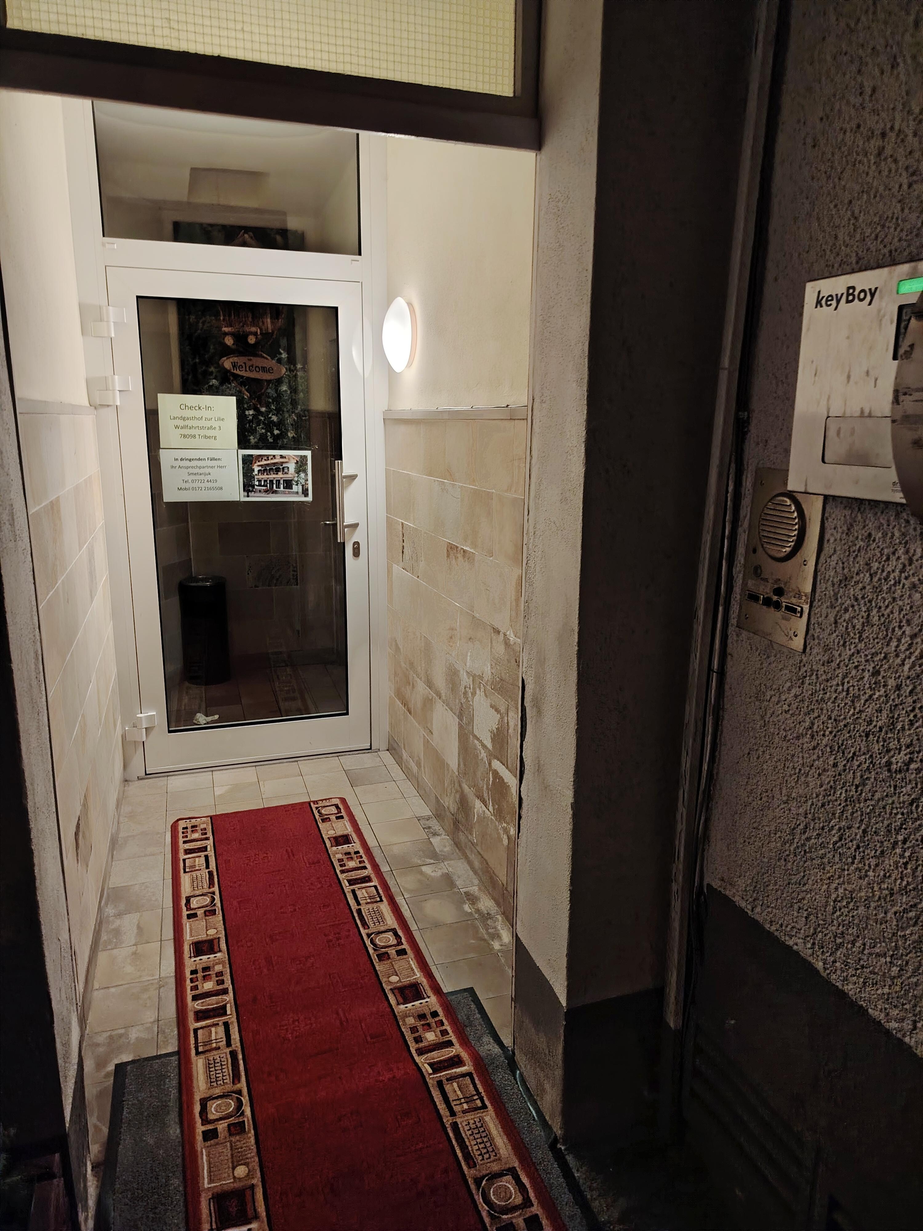 Ｉ　ｓｔｏｏｄ　ｈｅｌｐｌｅｓｓｌｙ　ａｔ　ｔｈｅ　ｅｎｔｒａｎｃｅ　ｗｉｔｈ　ａｌｌ　ｍｙ　ｌｕｇｇａｇｅ．