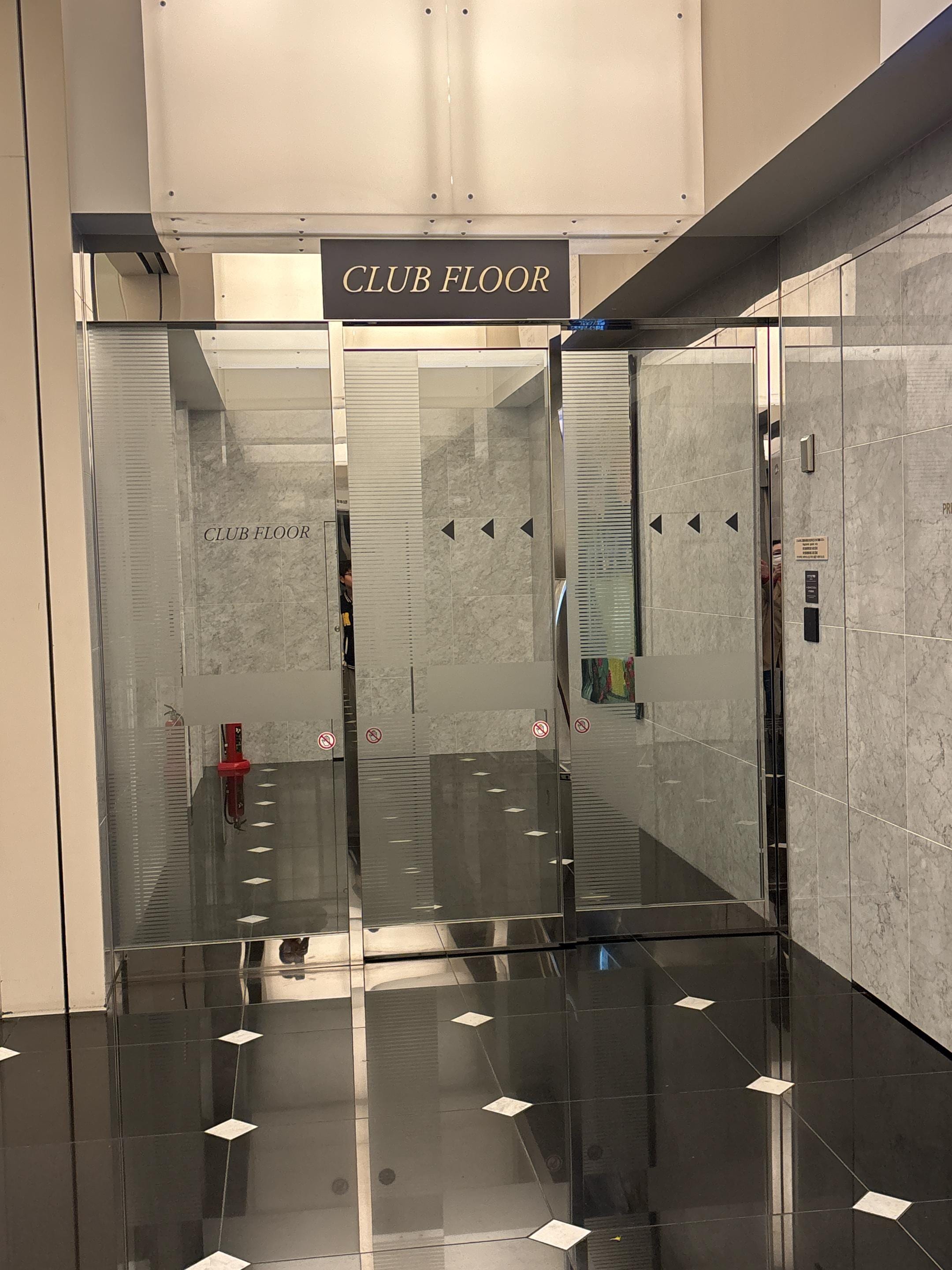 クラブルームの入口。