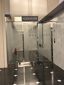 クラブルームの入口。