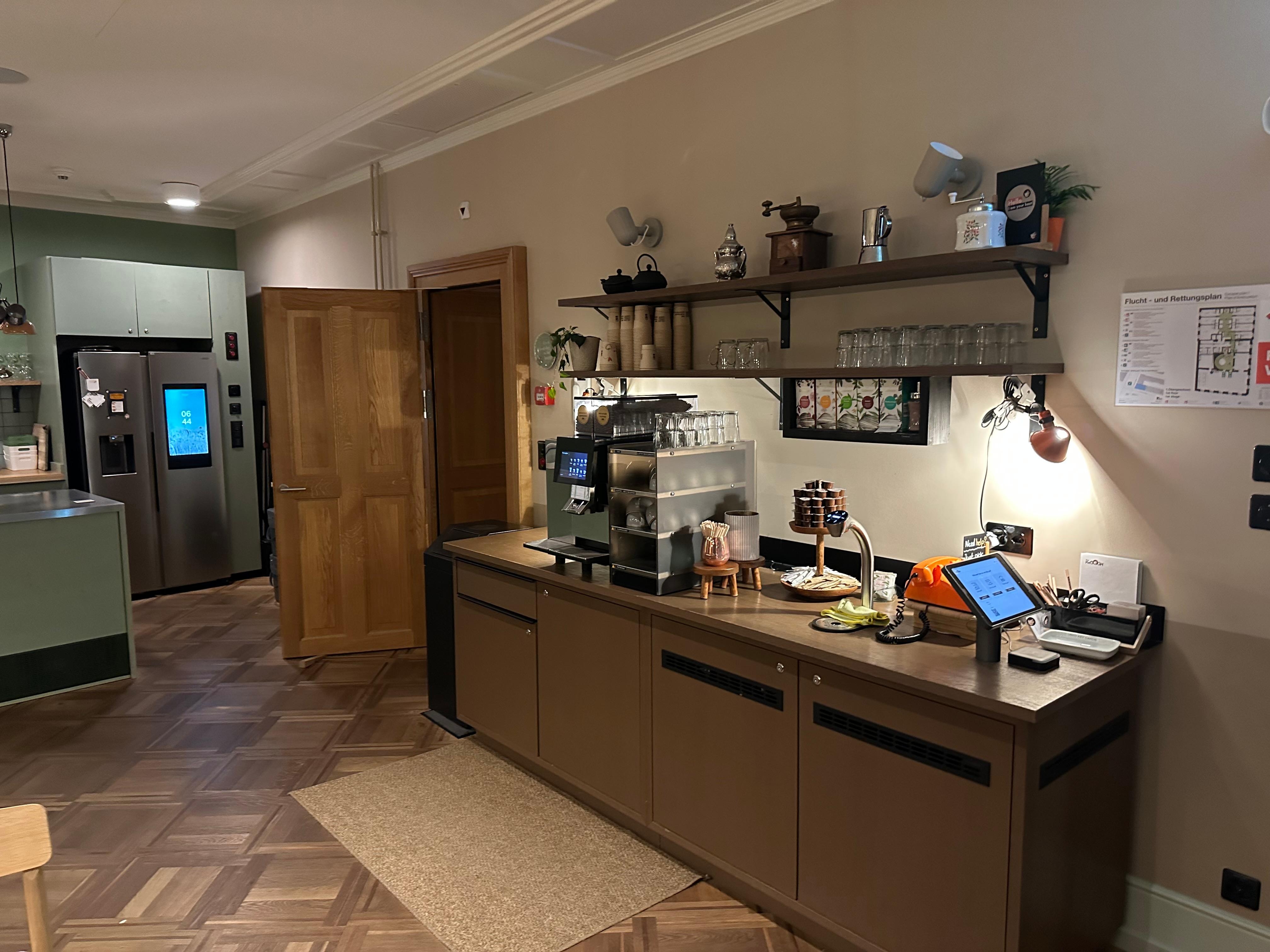 Küche mit Kaffee, Tee und Wasser für alle