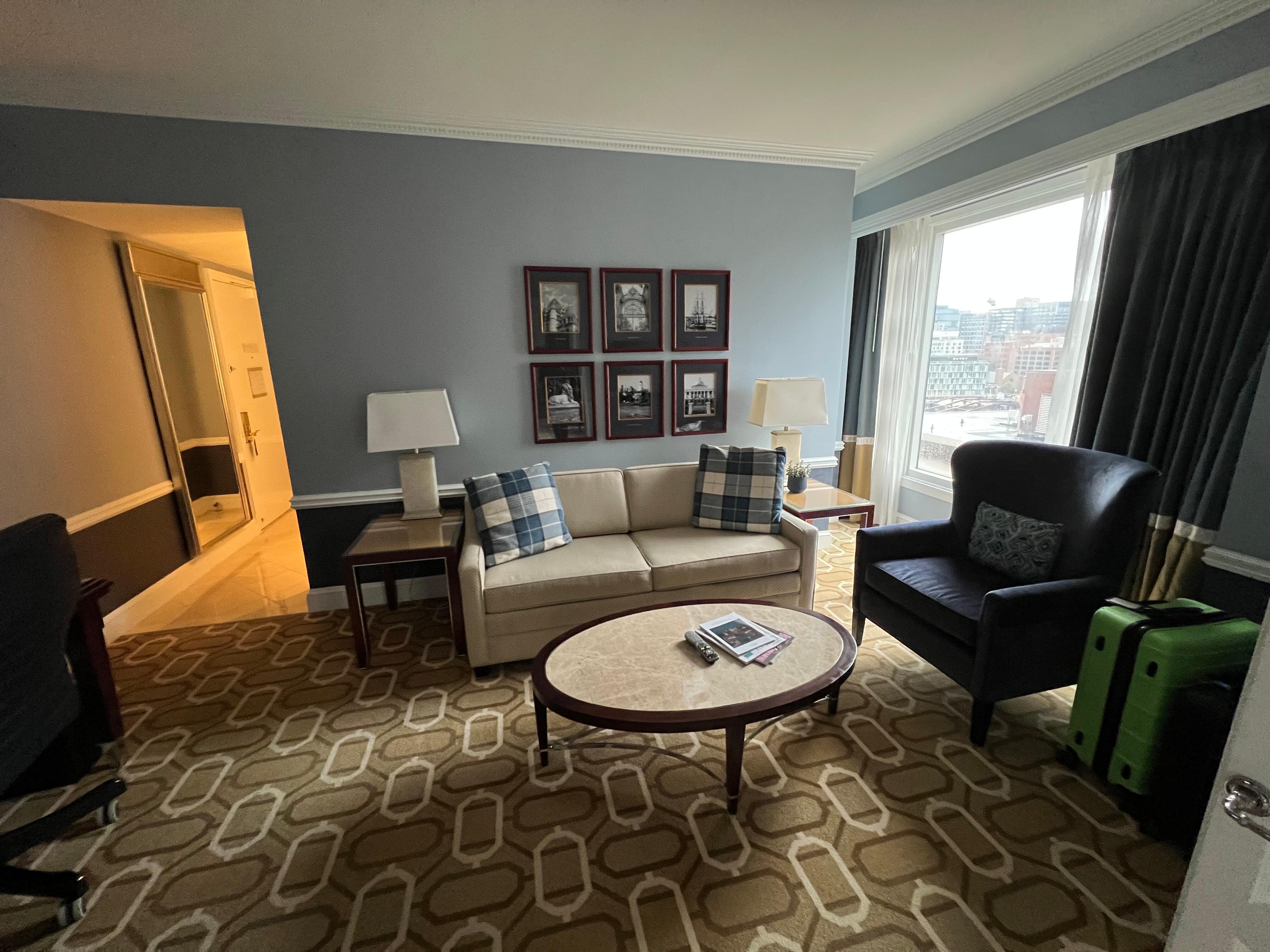 Vardagsrum med skrivbord, soffa och TV