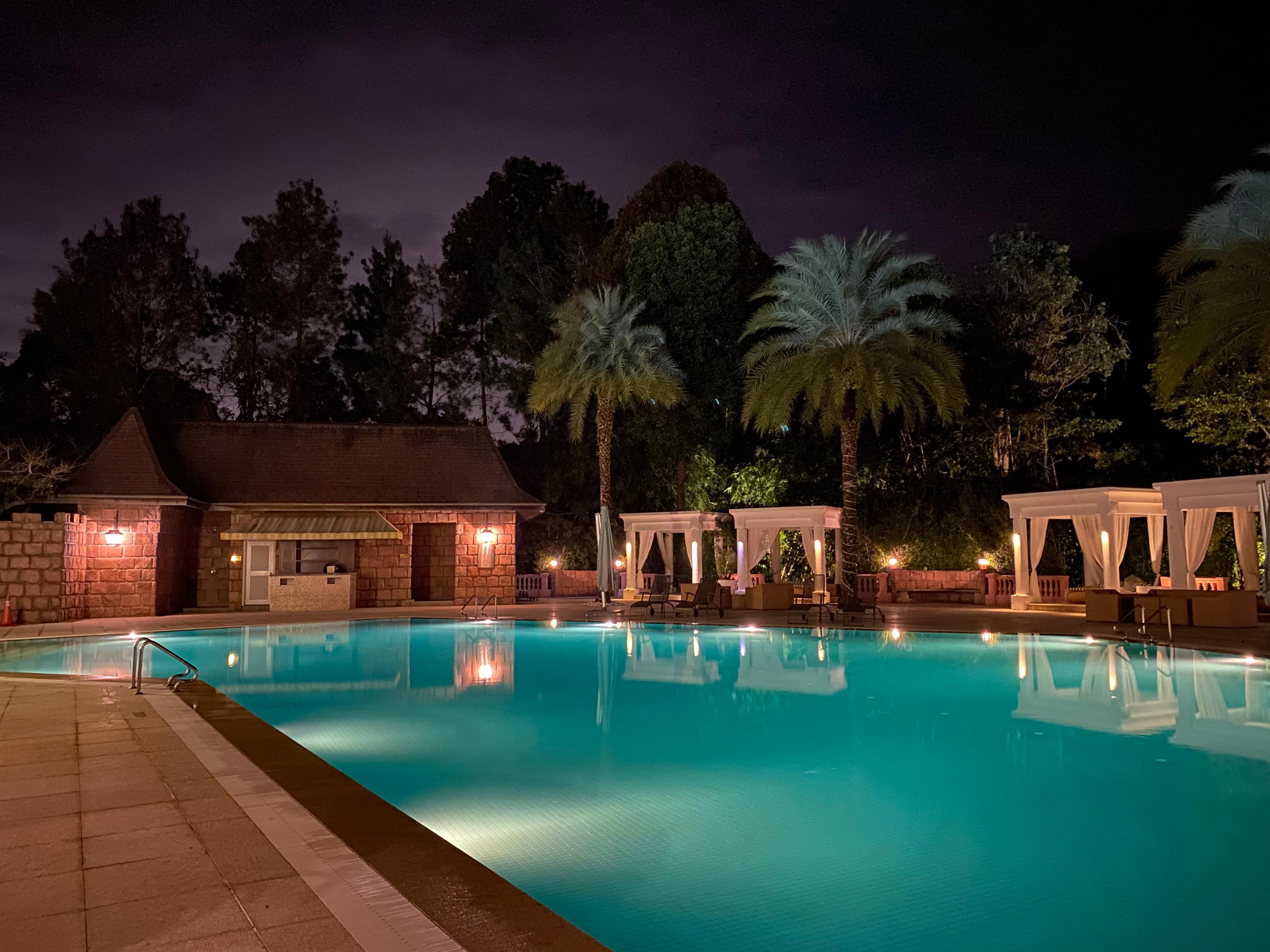 night view over the swimming pool