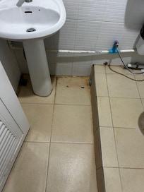 Tubulação do ralo do outro banheiro derramando água no Box em que se toma banho