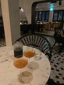 Drinks på hotelbaren Hyper