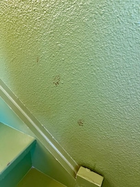 Beskidte væge m. blodlignede snavs
Og klisteret gelænder