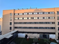 Ausblick aus dem Zimmer auf einen anderen Teil des Hotels.