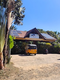 Façade de l'entrée de l'hôtel