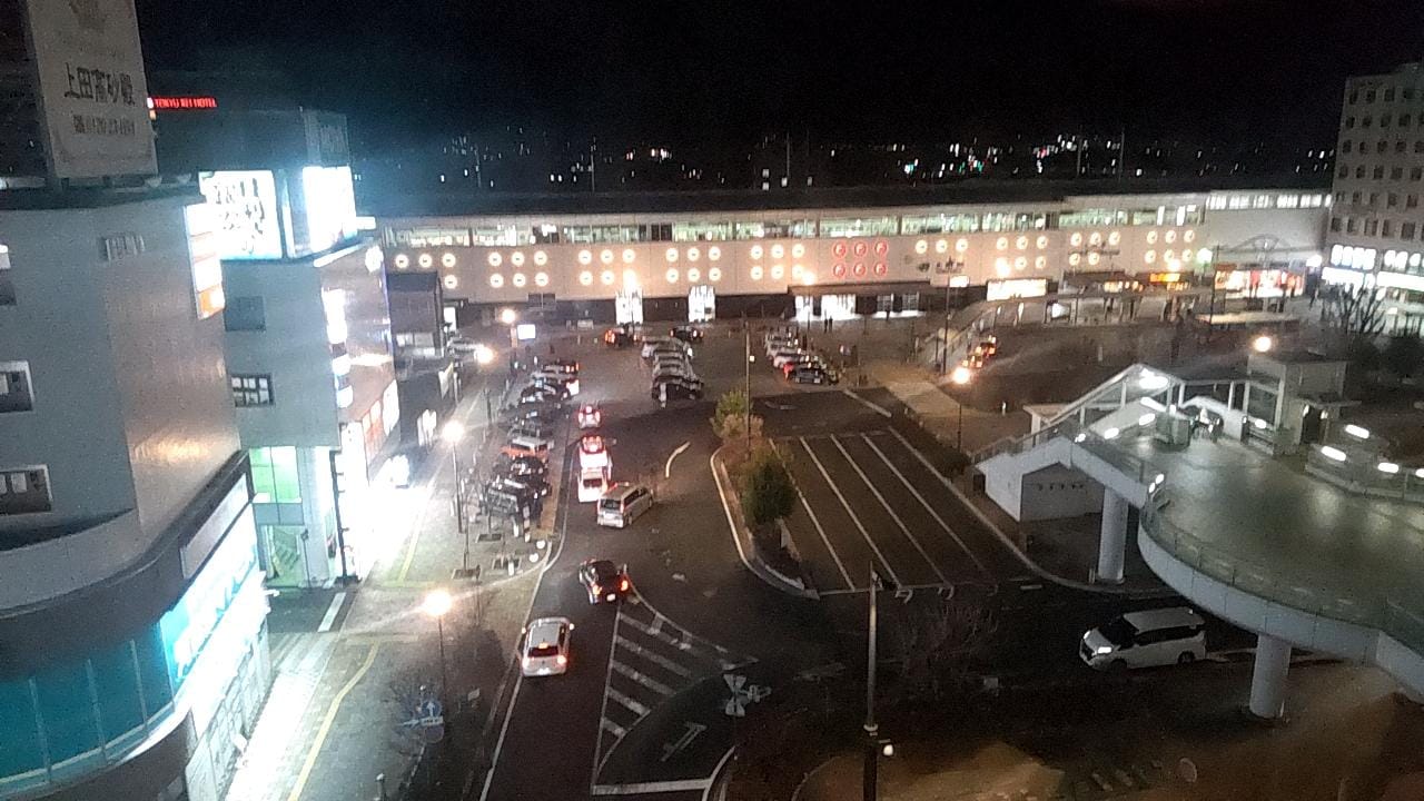 部屋の窓から駅を見たところ。周辺はにぎやか。