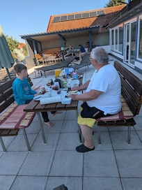 Frühstück auf der großen Terrasse.