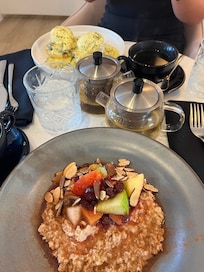 Porridge with fresh fruit, Eggs Benedict