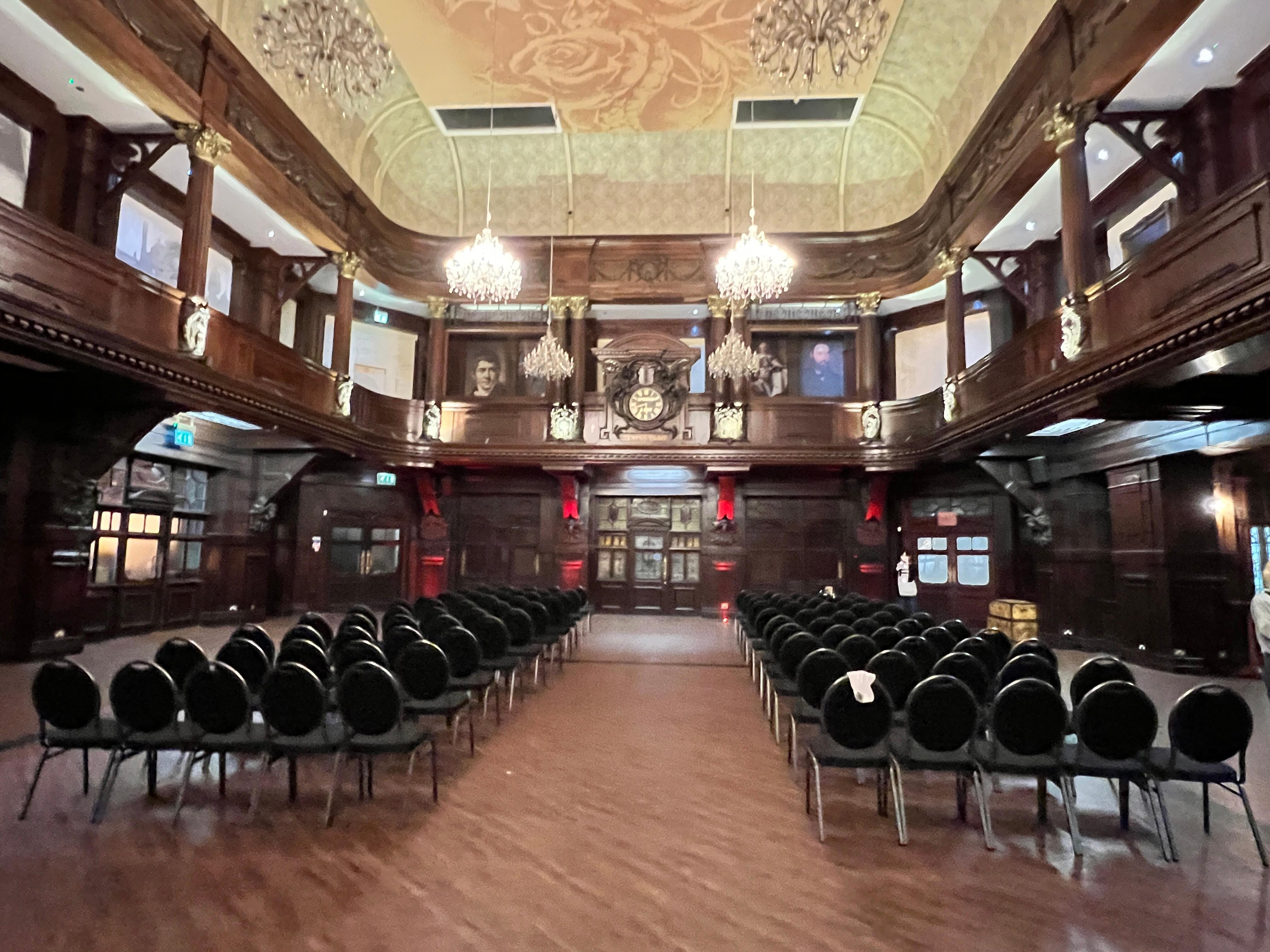 落ち着いた雰囲気の館内