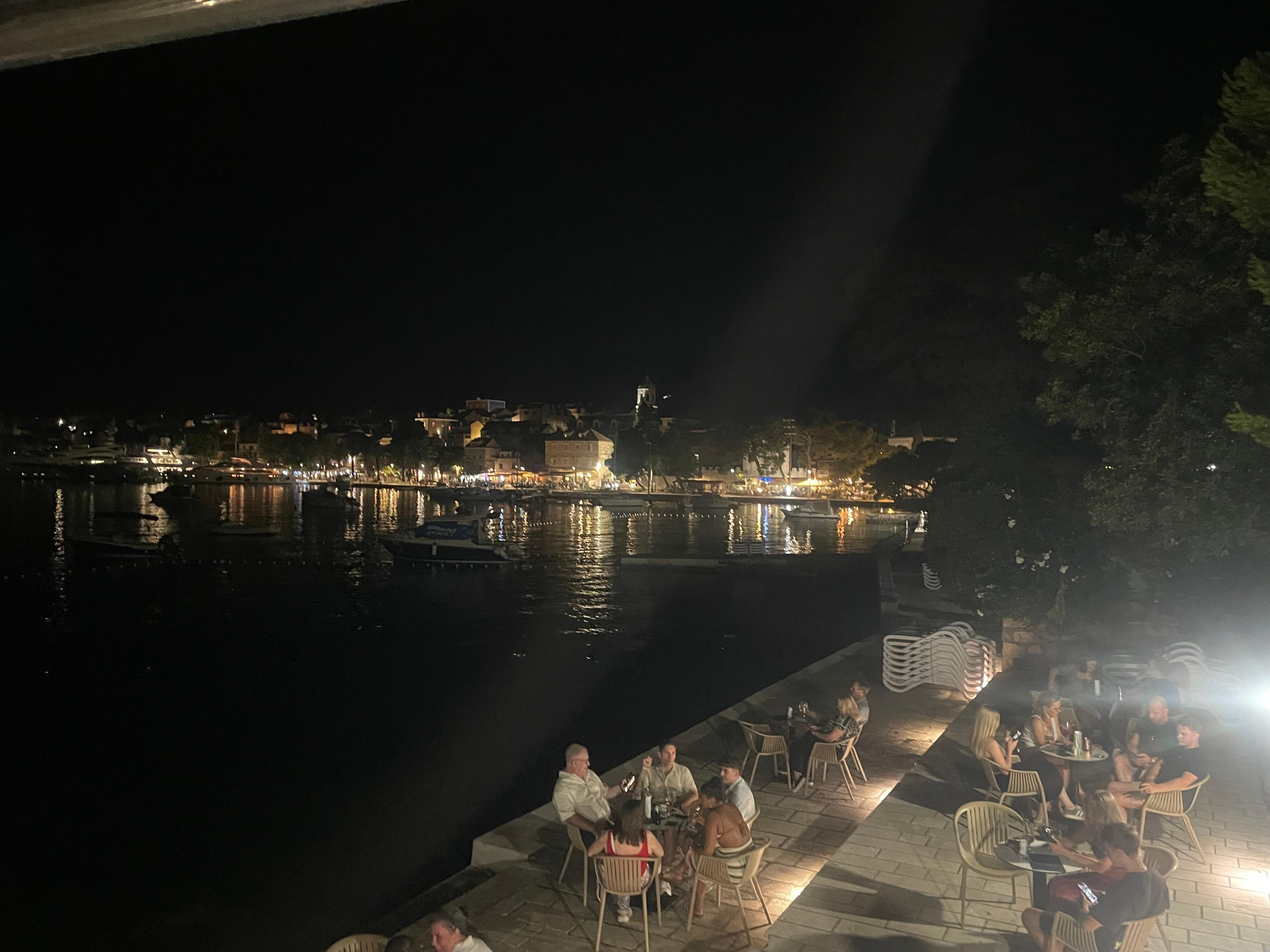 Vy från hotellet med mot byn