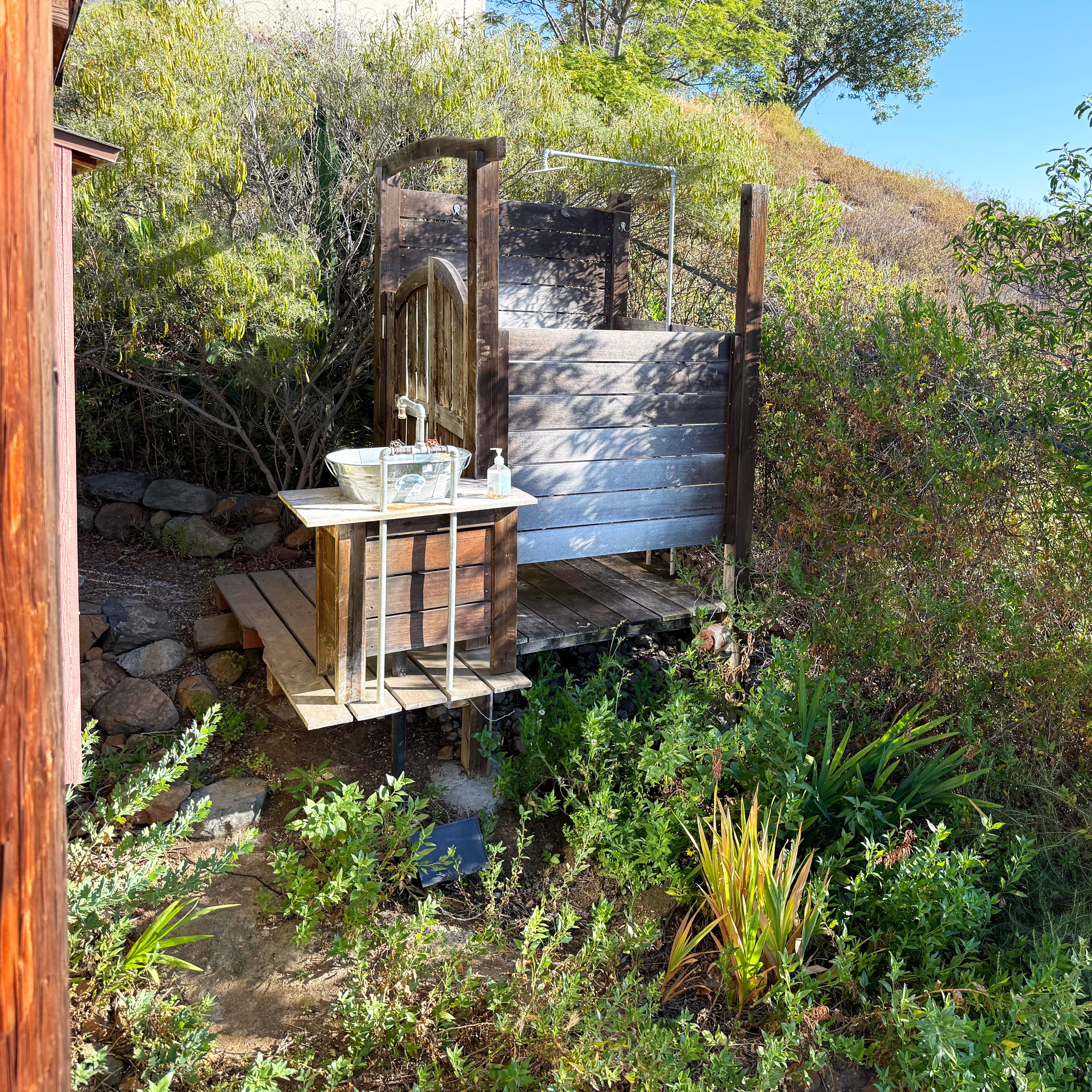 Outdoor shower(amazing view and plenty of hot water)