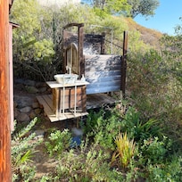 Outdoor shower(amazing view and plenty of hot water)