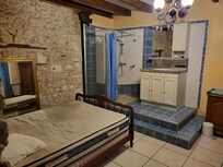 la salle de bain dans la chambre j'ai rien contre sauf que quand c'est précisé accessible pour les personne en situation d'handicap et bien ma belle mère n'a pas pu prendre de douche de toute la semaine cool