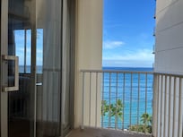 ベランダからの景色。海見えます