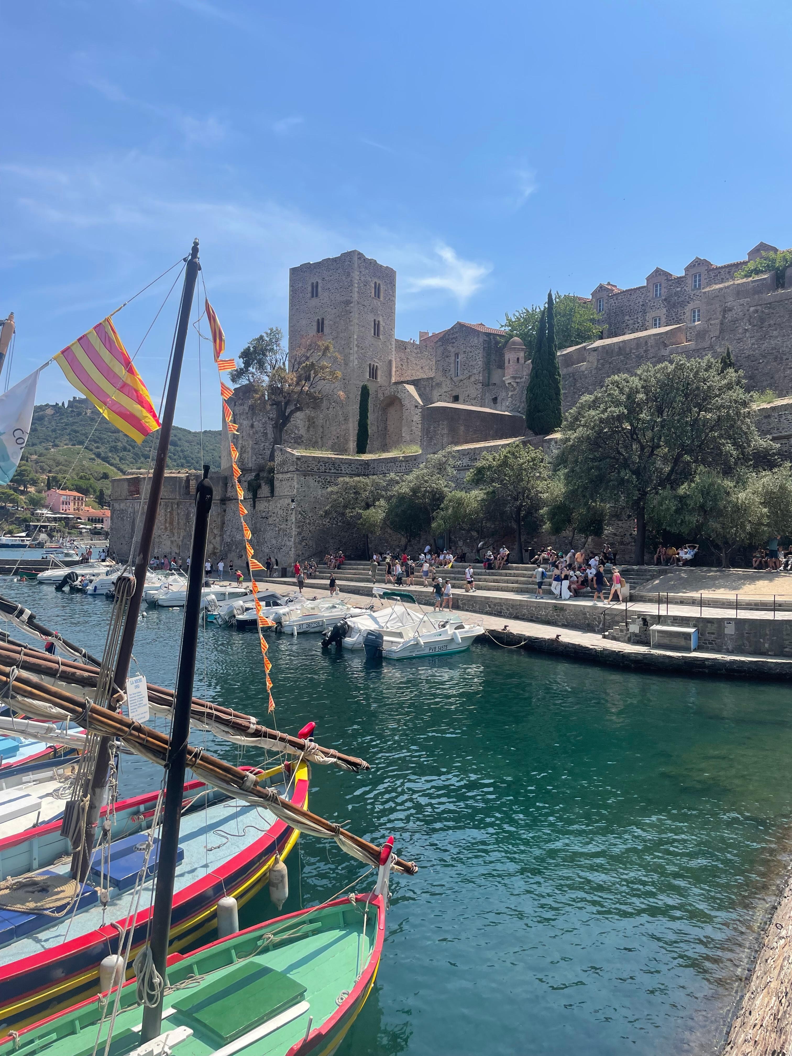 Nere vid hamnen ca 350 meter från hotellet. 