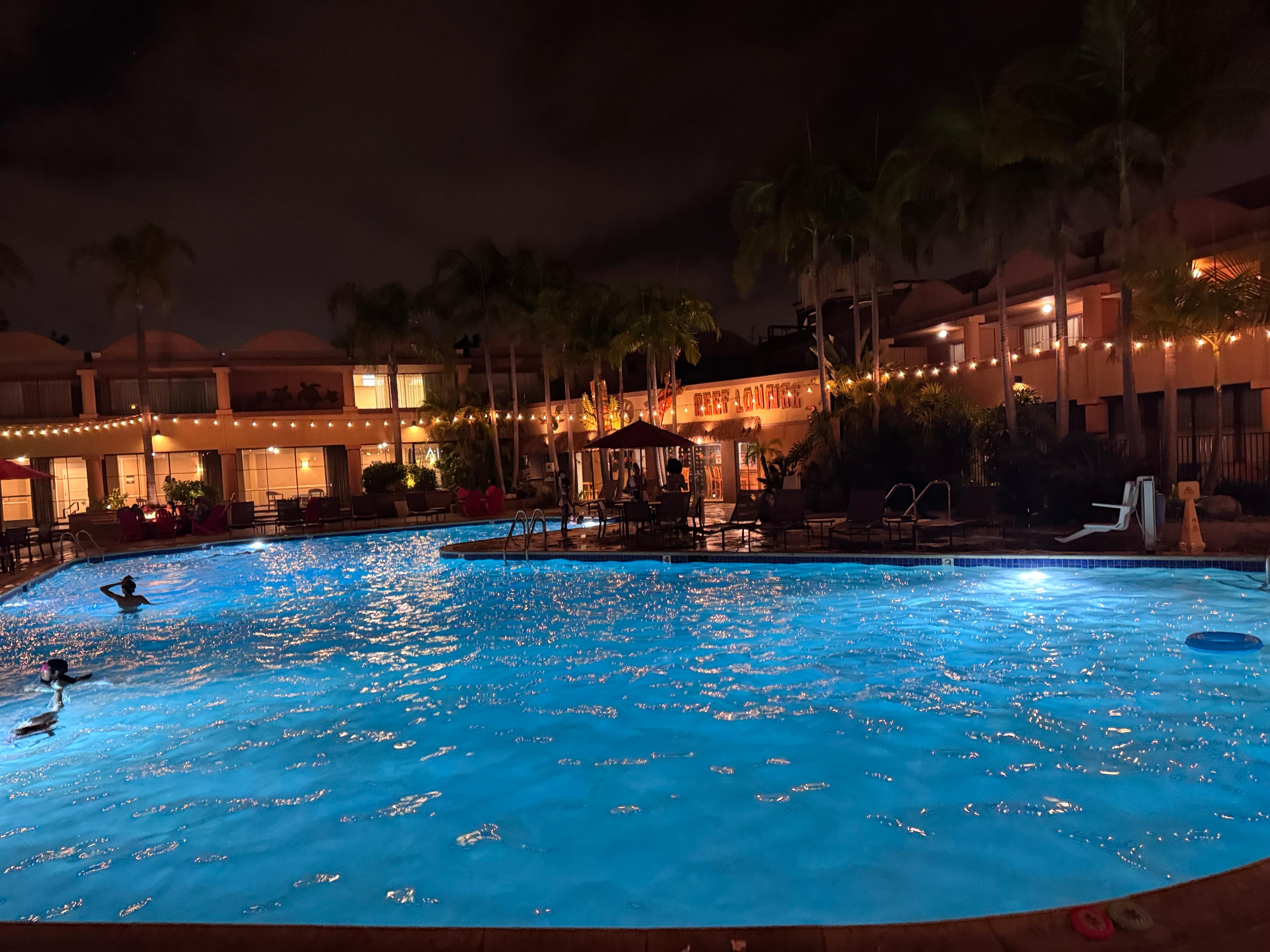 Fantastic pool and clean hot tub, loved that the cafe was open later serving food and drinks next to the outdoor fireplaces 